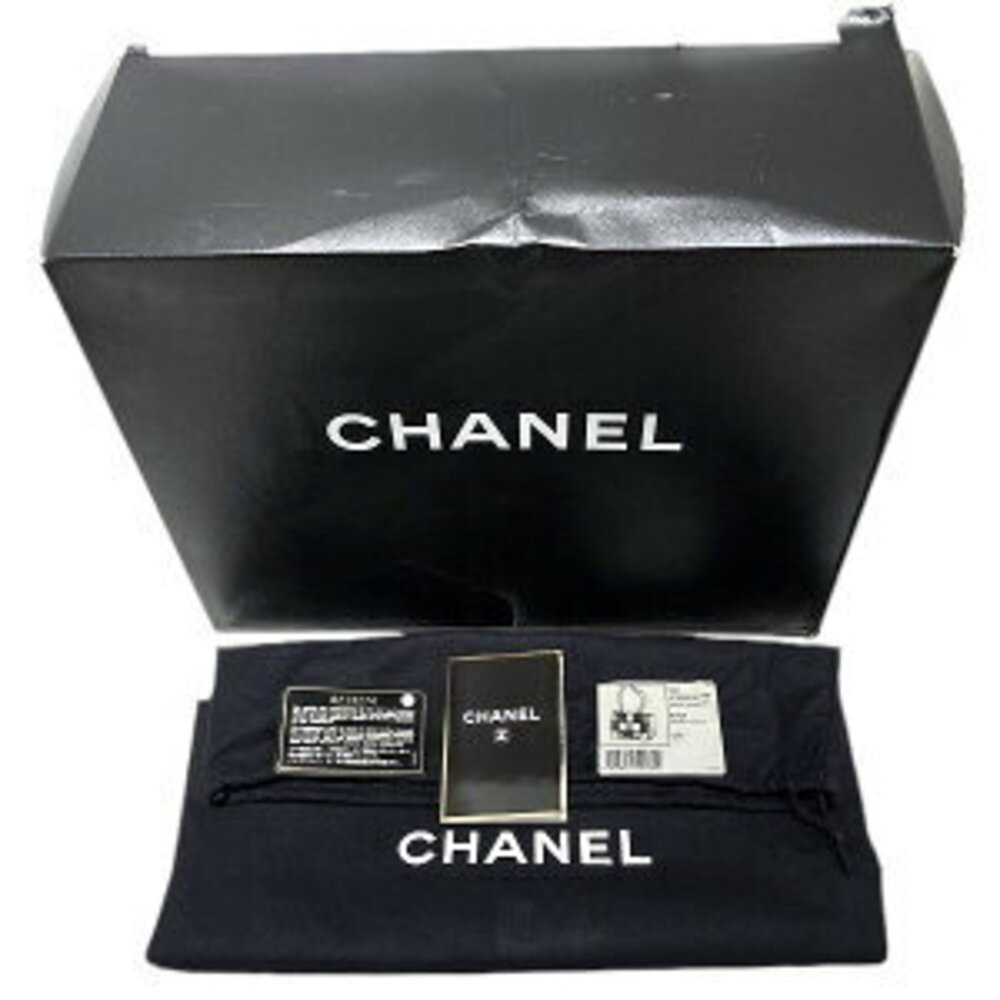 Chanel patchwork tote bag on shoulder - Picture 7 of 9